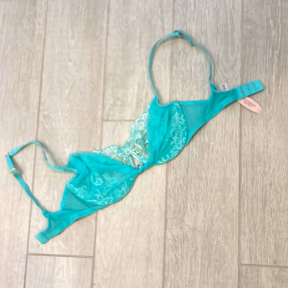 NWT Victoria’s Secret Bra 30 or 32D